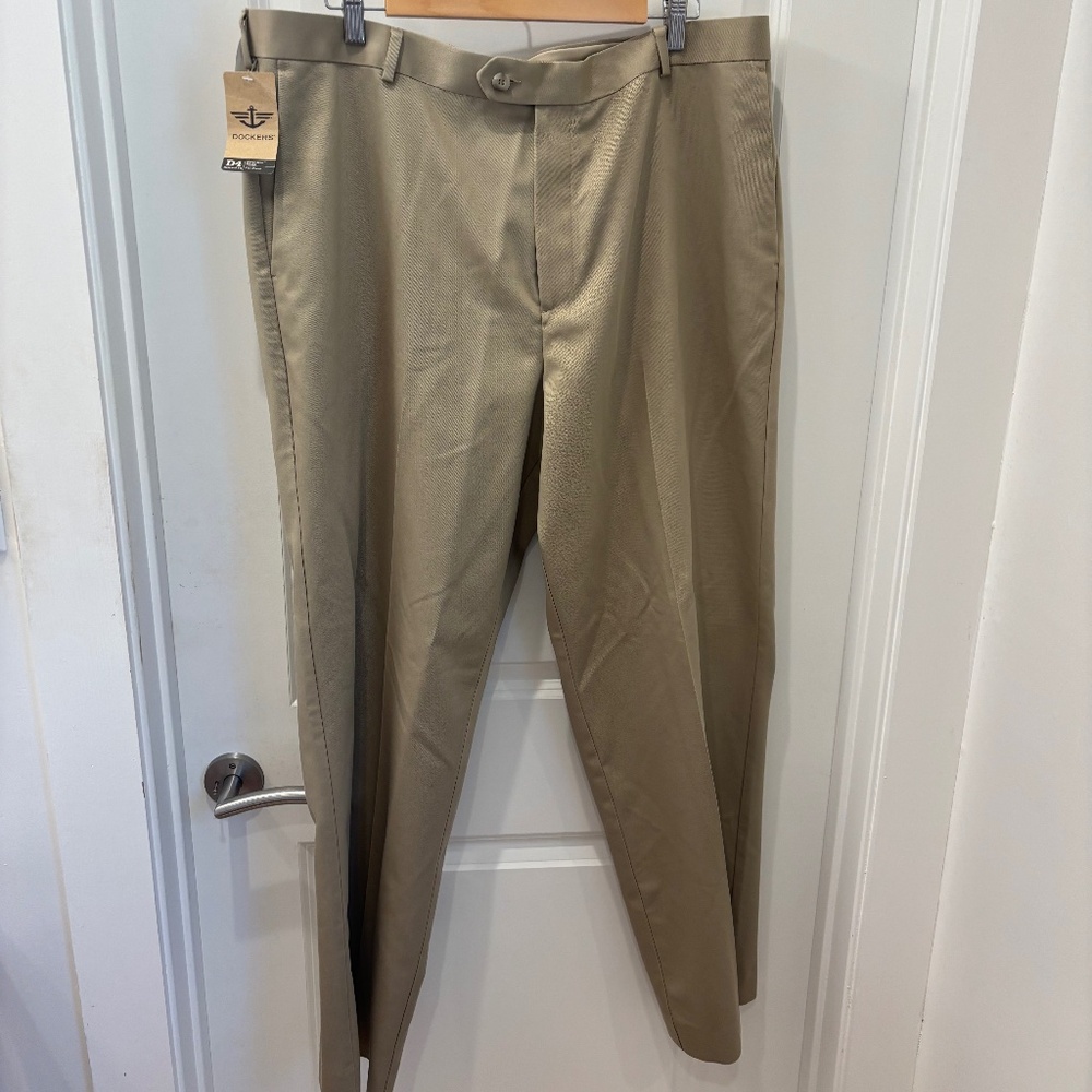 NWT Dockers D4 relaxed fit khakis - 40 x 32